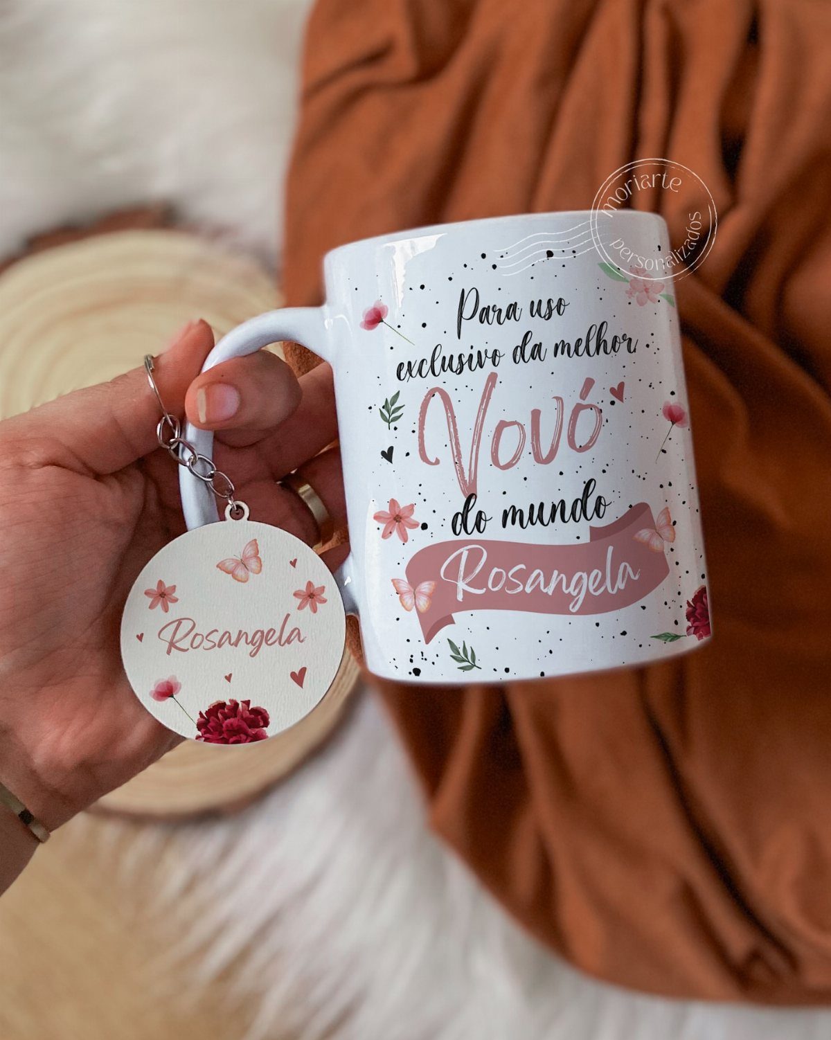 White personalized mug and matching keychain with floral designs and Portuguese text.
